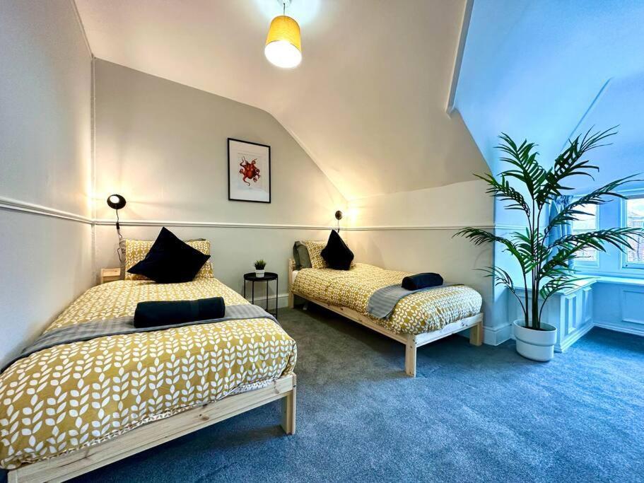 Massive 4 Bedroom Duplex Apartment - Sleeps Up To 10 People - Free Parking - 5 Minutes To The Best Beach! - Great Location - Fast Wifi - Smart Tv - Newly Decorated - Sleeps Up To 10! Close To Bournemouth & Poole Town Centre & Sandbanks Экстерьер фото