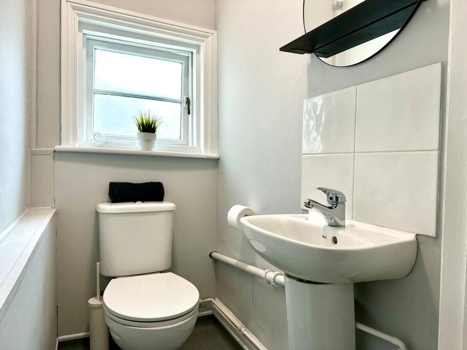 Massive 4 Bedroom Duplex Apartment - Sleeps Up To 10 People - Free Parking - 5 Minutes To The Best Beach! - Great Location - Fast Wifi - Smart Tv - Newly Decorated - Sleeps Up To 10! Close To Bournemouth & Poole Town Centre & Sandbanks Экстерьер фото