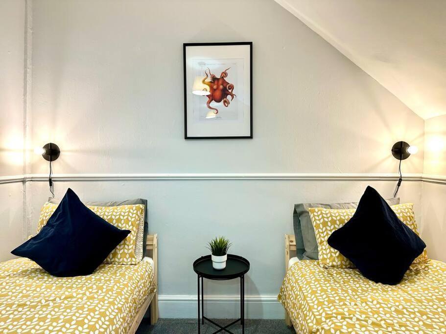Massive 4 Bedroom Duplex Apartment - Sleeps Up To 10 People - Free Parking - 5 Minutes To The Best Beach! - Great Location - Fast Wifi - Smart Tv - Newly Decorated - Sleeps Up To 10! Close To Bournemouth & Poole Town Centre & Sandbanks Экстерьер фото